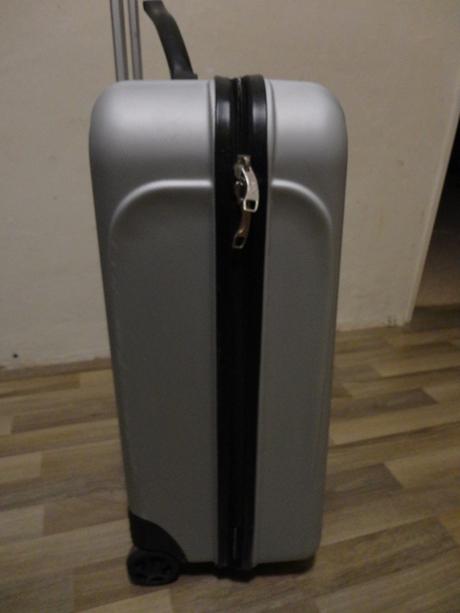 Cestovný kufor - plastový,