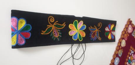 Zamatový ručne vyšivaný opasok folk, 