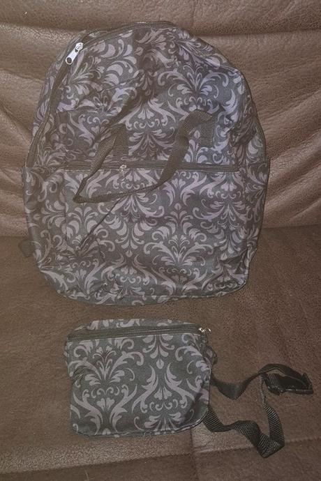 Čiernosivý batoh a ľadvinka, 