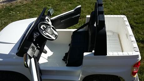 Auto pre dve deti zn.toyota ekektrické,