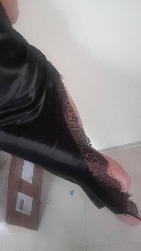 Čipkované satenove sexy šaty s razporkom, s