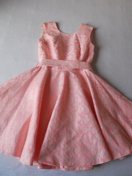 Ružovo-zlaté šaty, 38