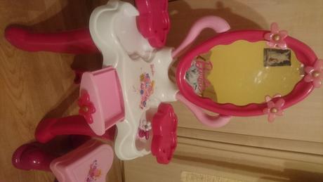 Barbie kozmetický stolík, 