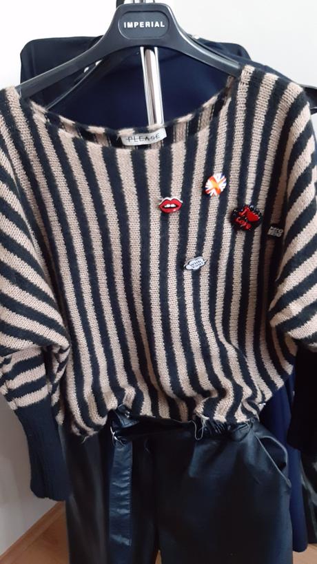 Please pulovrik s odznakmy, pleas,m