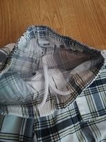 Kárované kraťasy, 128