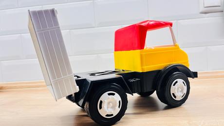 Nákladiak a domiesavac, 