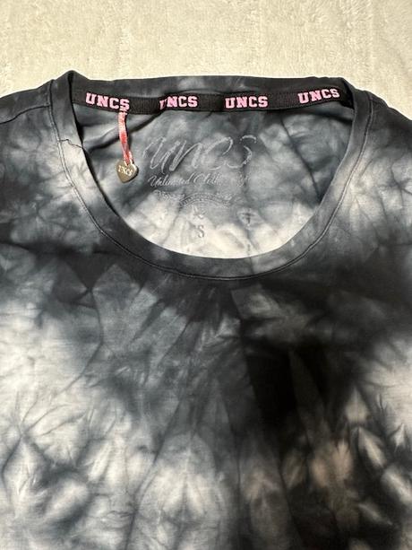 Sivobiele elastické tričko veľ. s,m zn. uncs, s