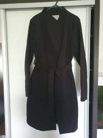 Čierny kabát, gate,36