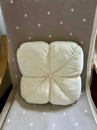 Krémový dekoračný vankúš v tvare štvorlístka, 