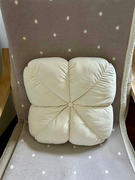 Krémový dekoračný vankúš v tvare štvorlístka, 