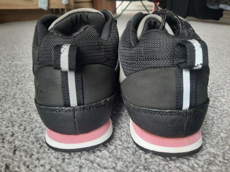 Turisticke vyssie tenisky, 36