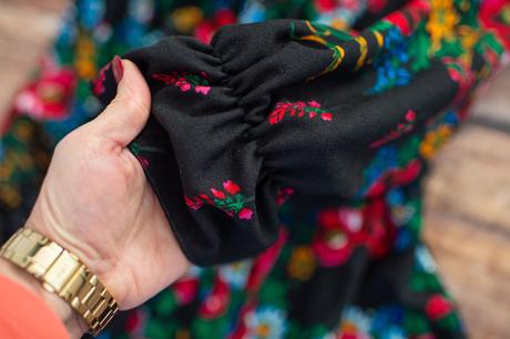 Kvetované folk saty, s