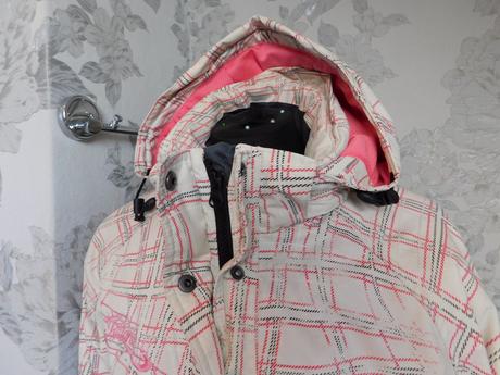 Kvalitna lyziarska bunda s odonimatelnou kapucnou, 36