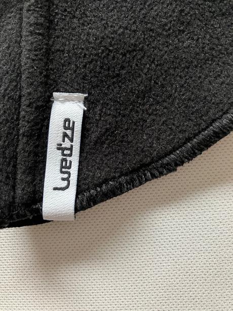 Kukla pod prilbu, wedze