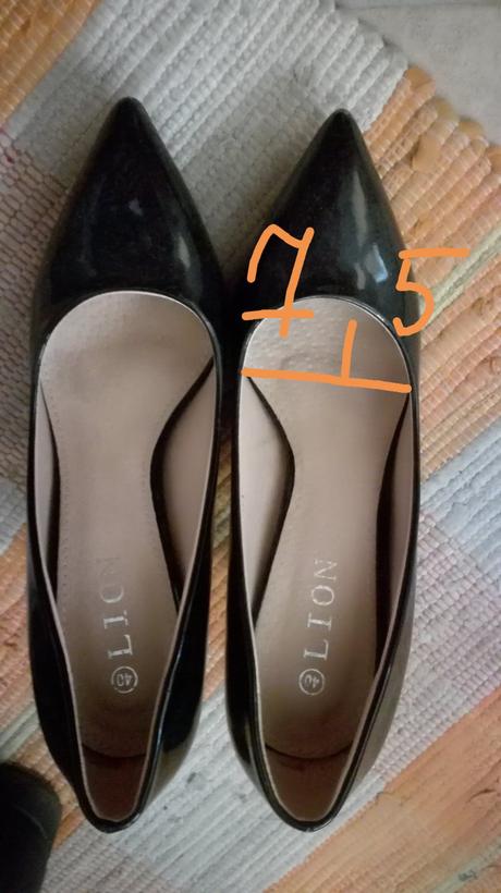 Čierne lodičky, 40