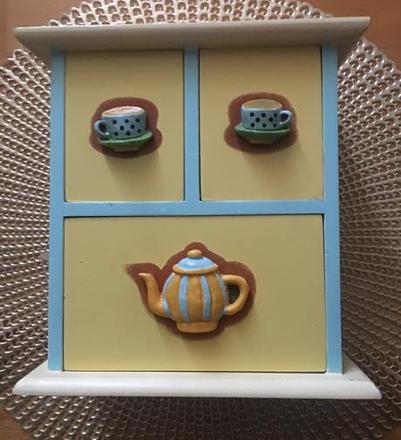 Drevená skrinka na čaj,