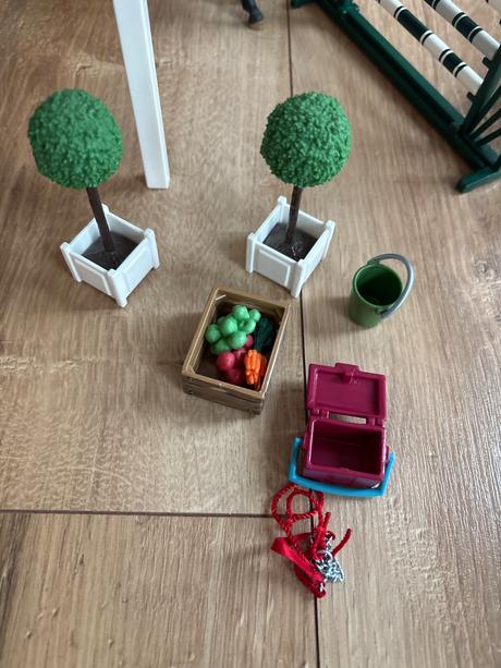 Schleich jazdecká skola s prekážkami a koňmi,