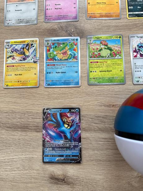 Pokémon balík 50 ks kariet + jumbo + pokébal,