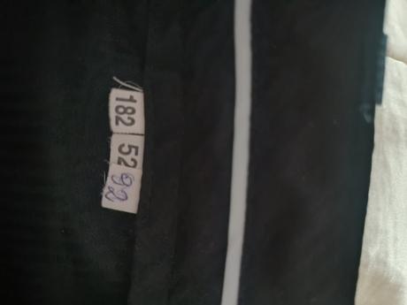 Tmavomodrý oblek, 52