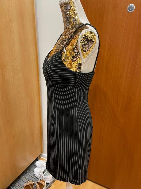 Elegantne pasikave saty na ramienka, m