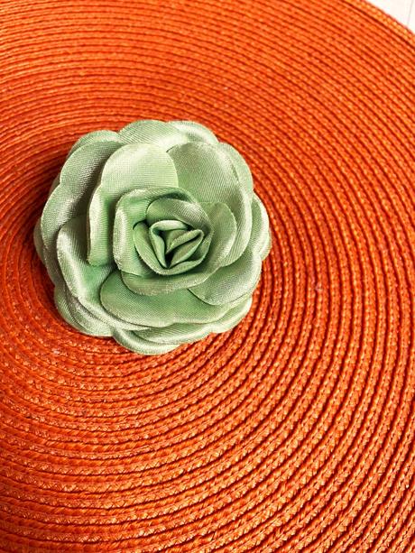 Saténová brošňa, 