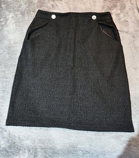 Čierna elegantná sukňa, m