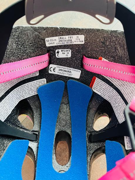 Detska cyklisticka prilba s rukavicami, s