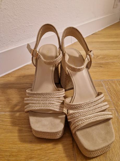 Slamené sandále na podpätku, 38