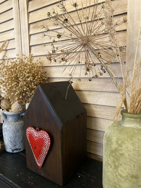 Drevený dekoračný domček a drevené okienko, 