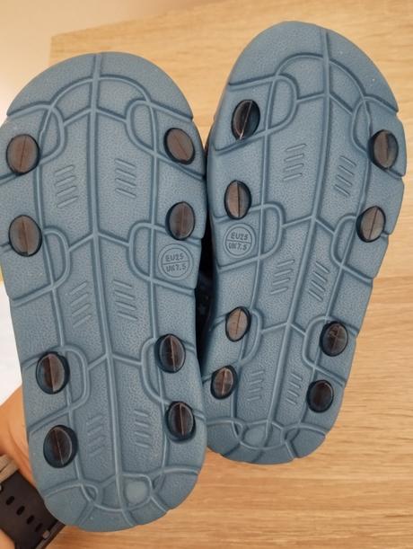 Sandálky/ plážová obuv, 25