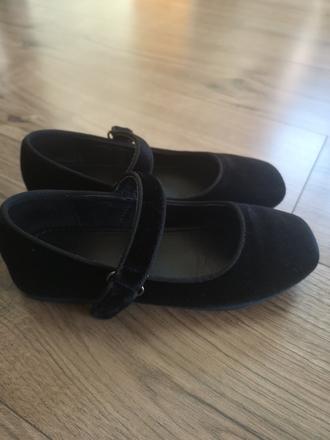 Slavnostne topanocky, 32