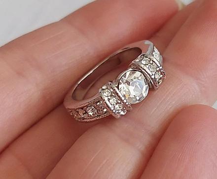 Prsteň s kamienkami,