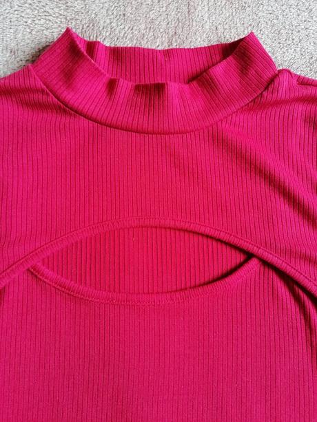 Tričko so zaujímavým výstrihom, gate,s