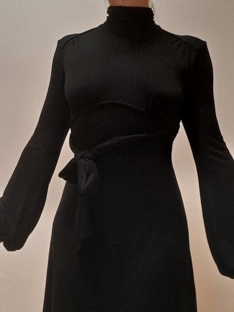 Prijemne úpletové čierne šaty, s