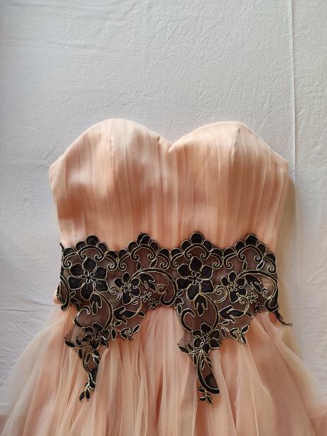 Krátke spoločenské rúžové šaty bez ramienok, s