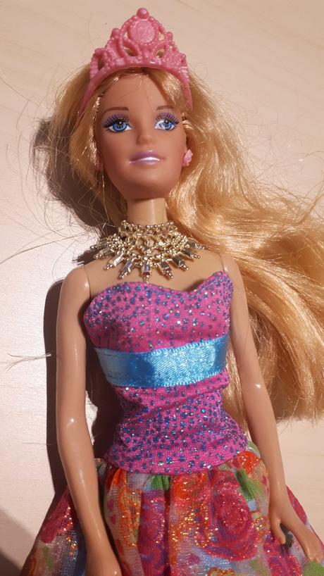 Krásna barbie v šatách,