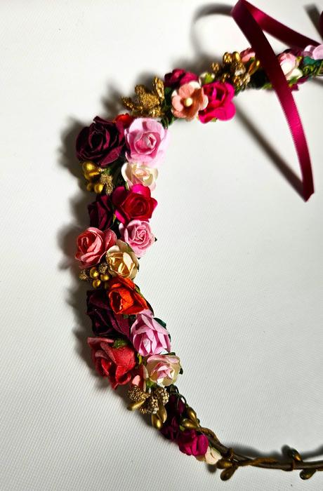 Krasny kvetinovy vencek do vlasov, nastavitelna ve, 