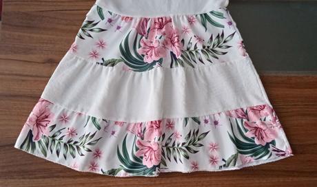 Ľahké letné šaty s kvetmi, veľ. 128/8 s kabelkou, 128