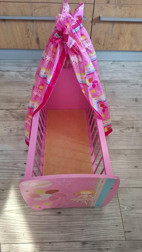 Postieľka pre bábiky,