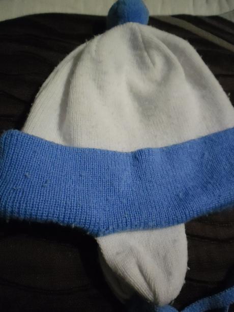 Bielo-modrá čiapočka s brmbolčekom a šnurkami, 68