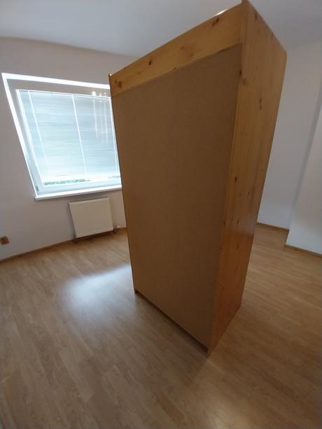Drevená 2-dverová skriňa z masívu,