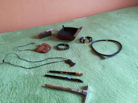 Retro kožené a drevené predmety,