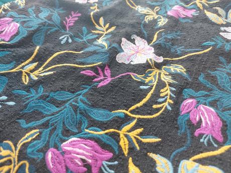 Minisukňa s výšivkou medicine veľkosť l, l