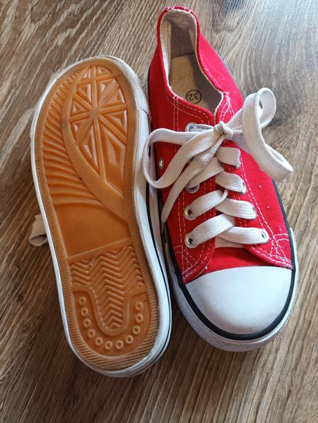 Tenisky na telesnú výchovu, 32