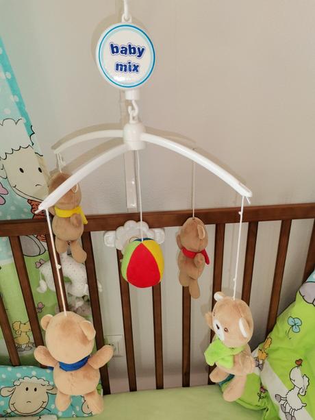 Detský kolotoč na postieľku,