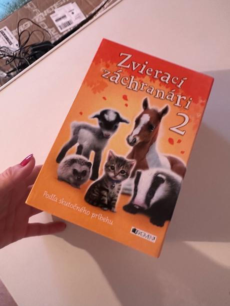 4 knihy zvierací záchranári v puzdre.,