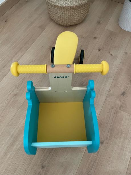 Janod drevený hrošík s košíkom na hračky,