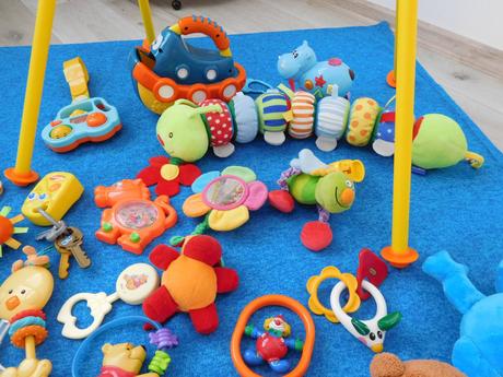 Deka modrá nová + hrkálky,