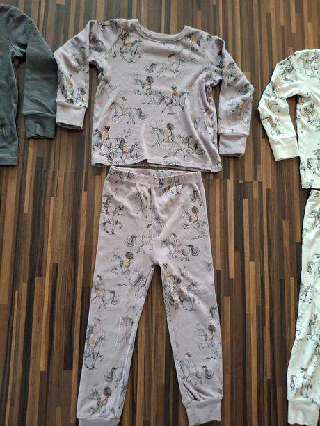 Pyzamka next, next,104