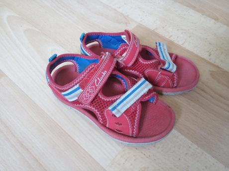 Sandalky cervene, clarks,25